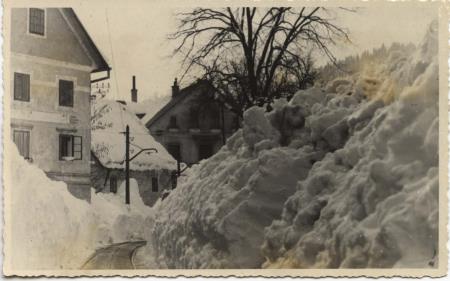 V sneg zakopane Brusovše iz začetka 50-ih let_Foto Grapa Idrija